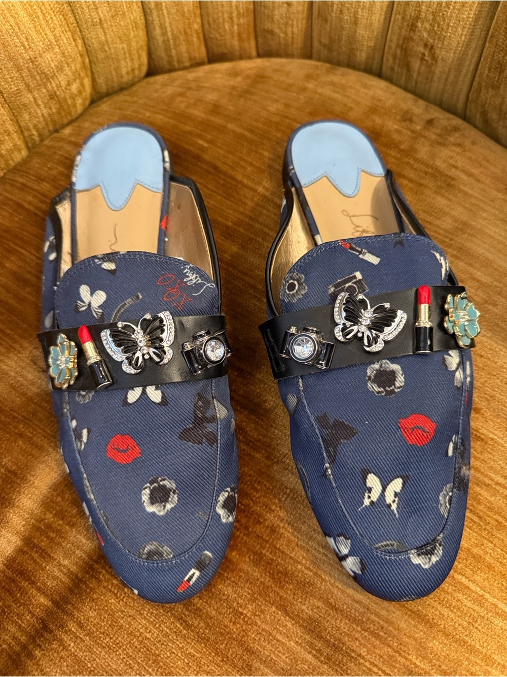 libby. edelman Navy Floral & Lip-Print Embellished Mules